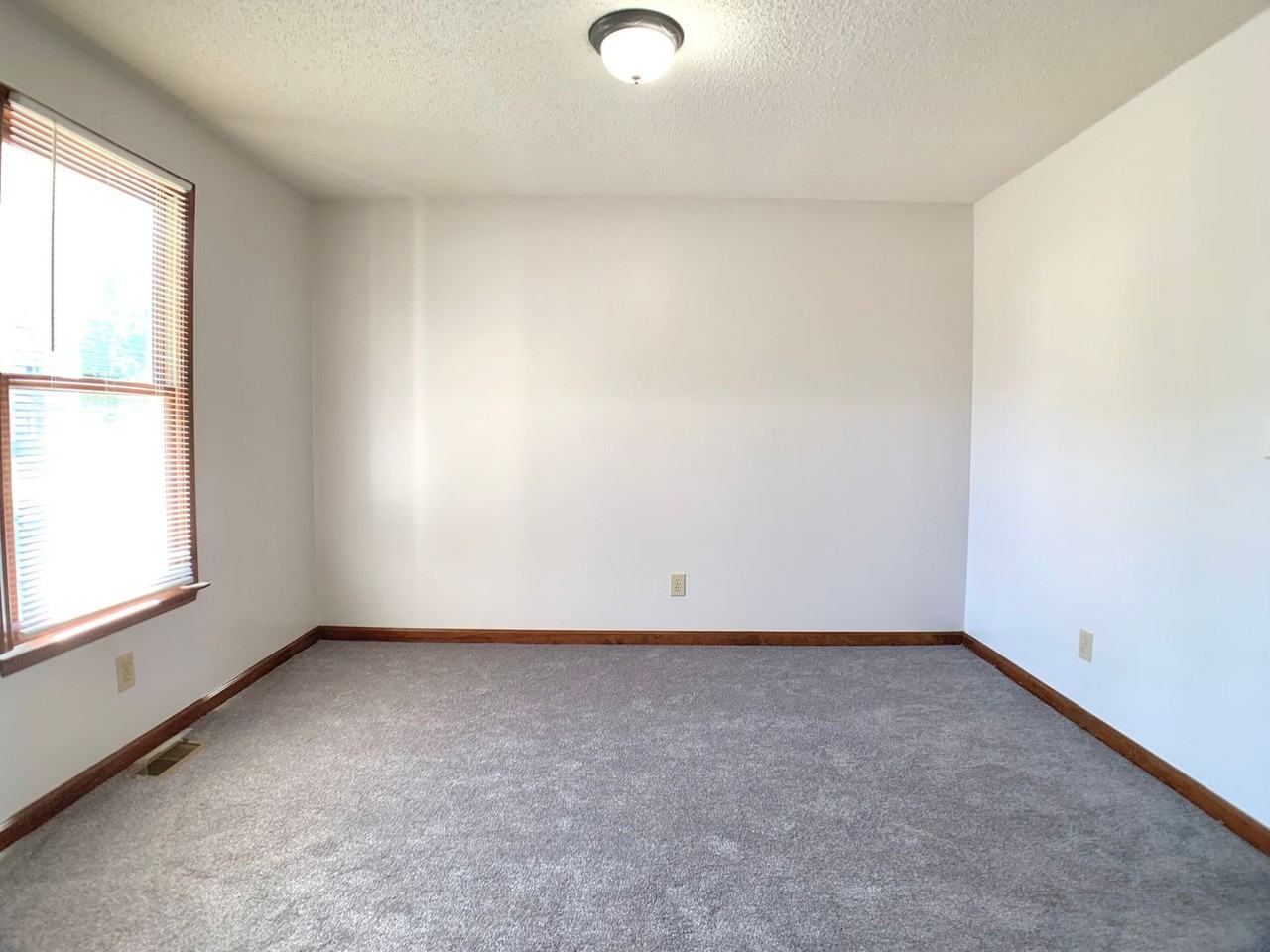 501 Eysian Rd - Photo 4 of 32