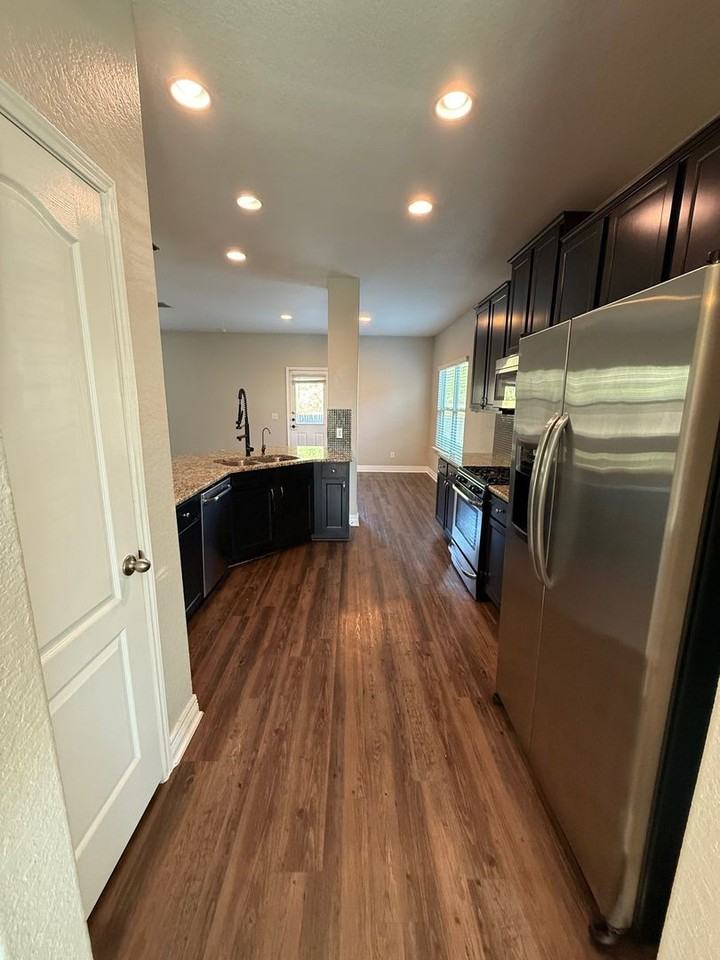 609 Community Dr - Photo 5 of 21