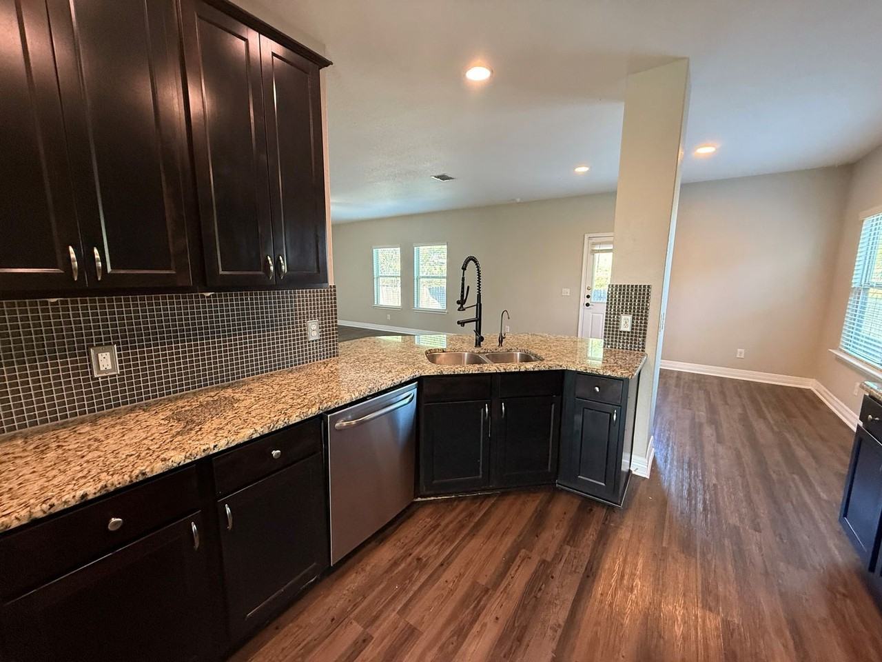 609 Community Dr - Photo 7 of 21