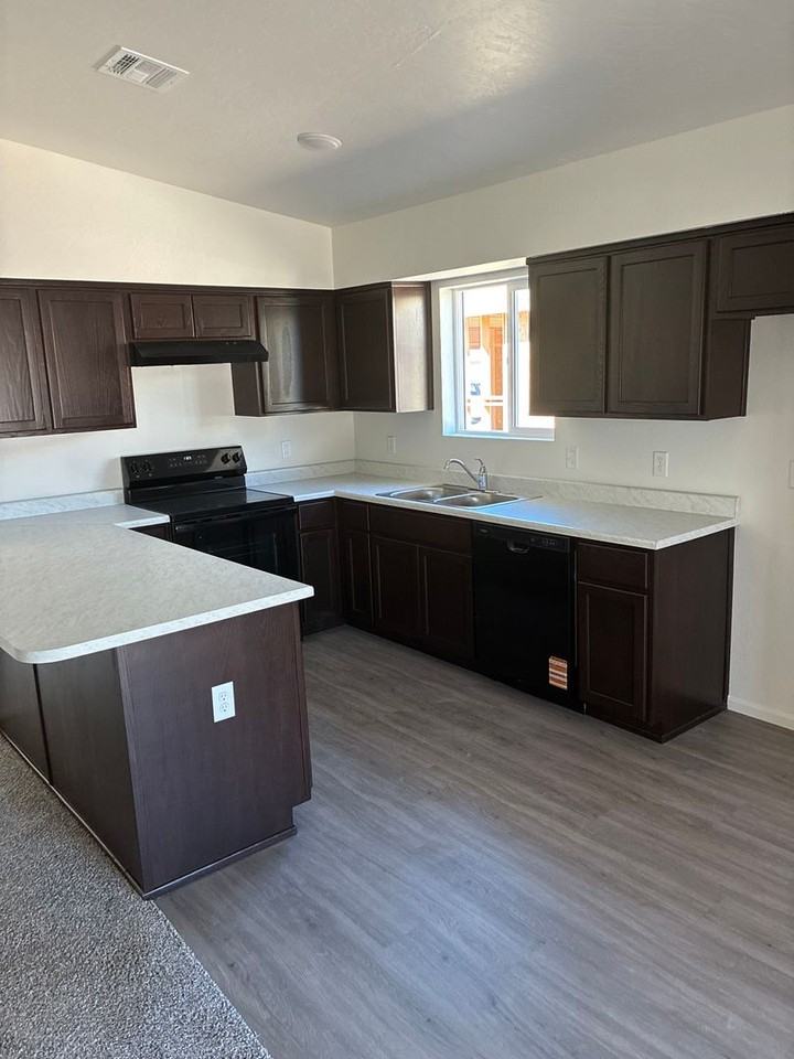 4709 S Willow Ln - Photo 2 of 17