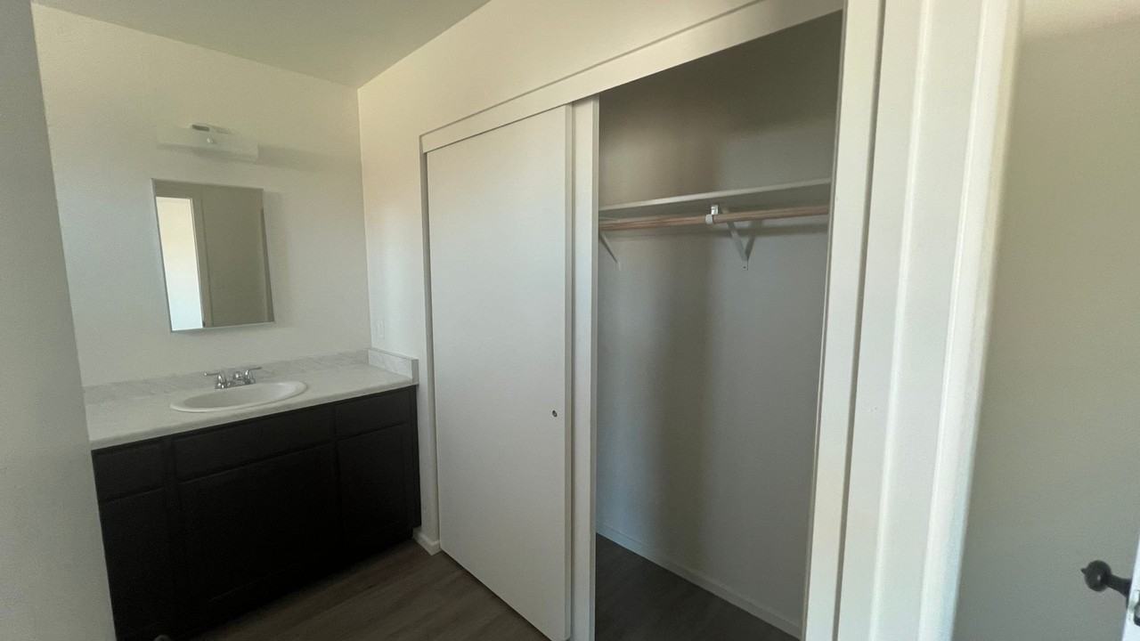 4709 S Willow Ln - Photo 3 of 17