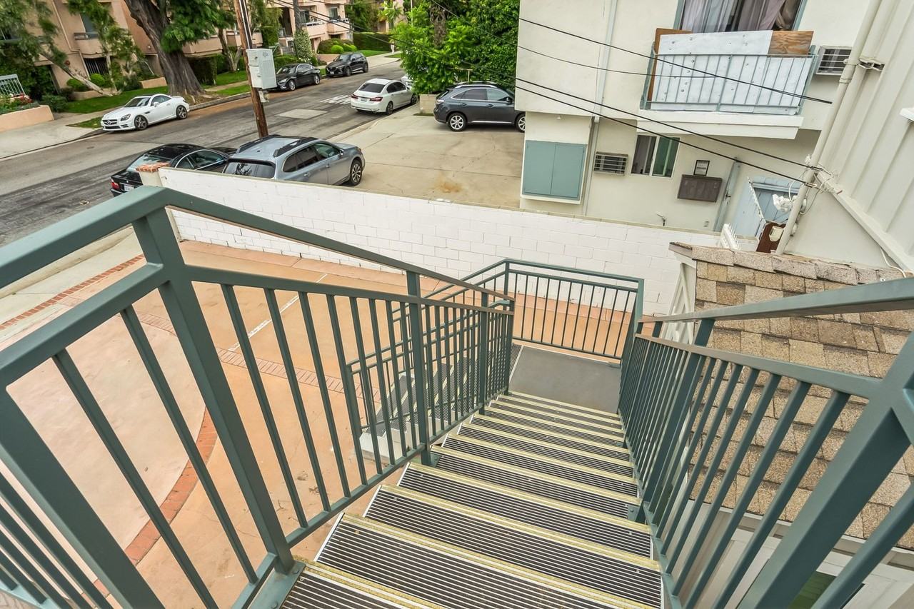 4708 Orion Ave - Photo 4 of 34