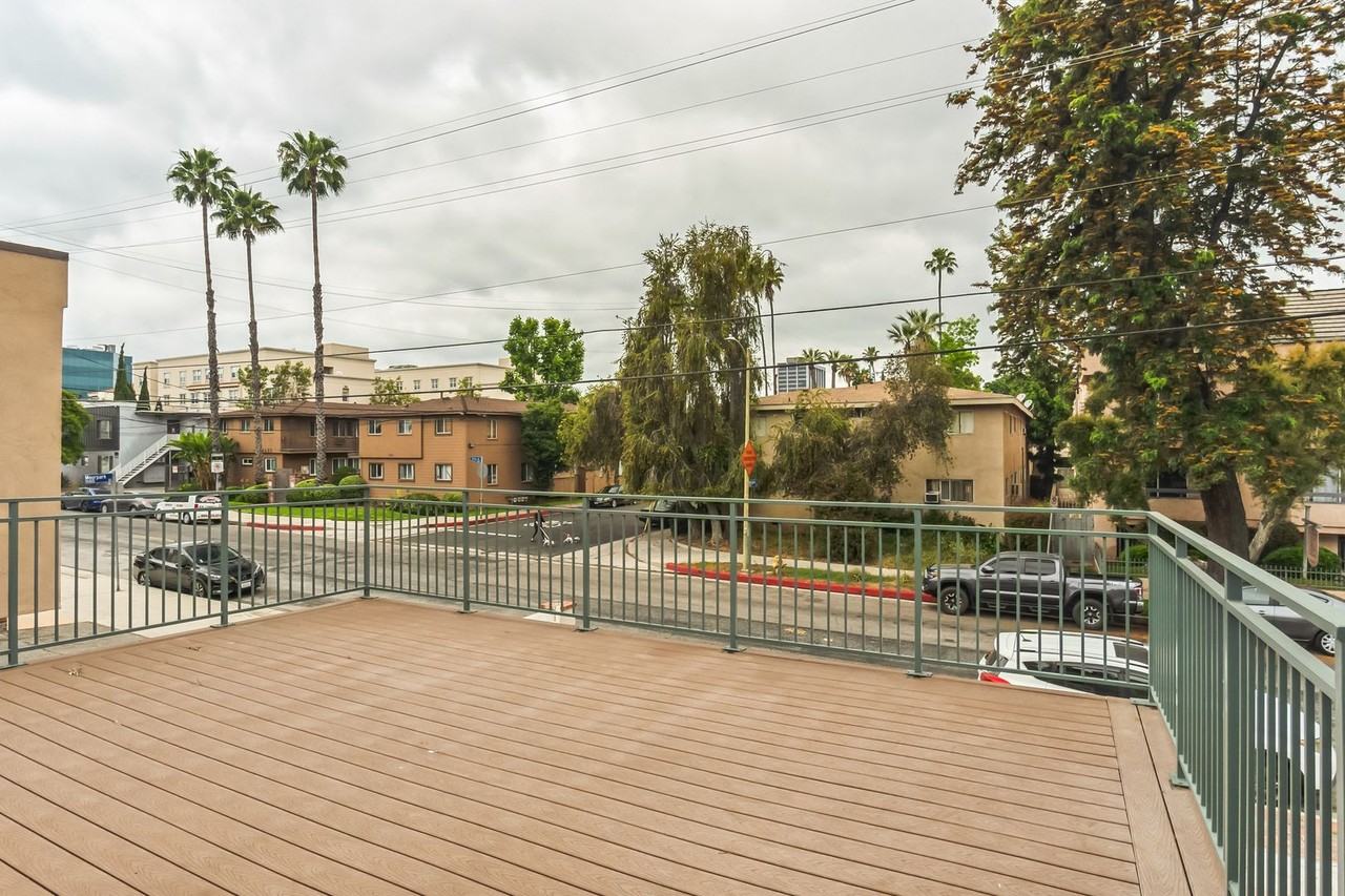 4708 Orion Ave - Photo 6 of 34