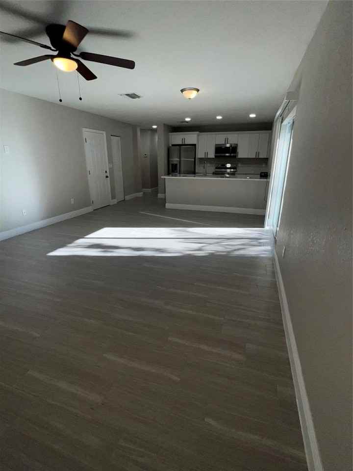 860 Southwest 10th Street - Photo 3 of 21