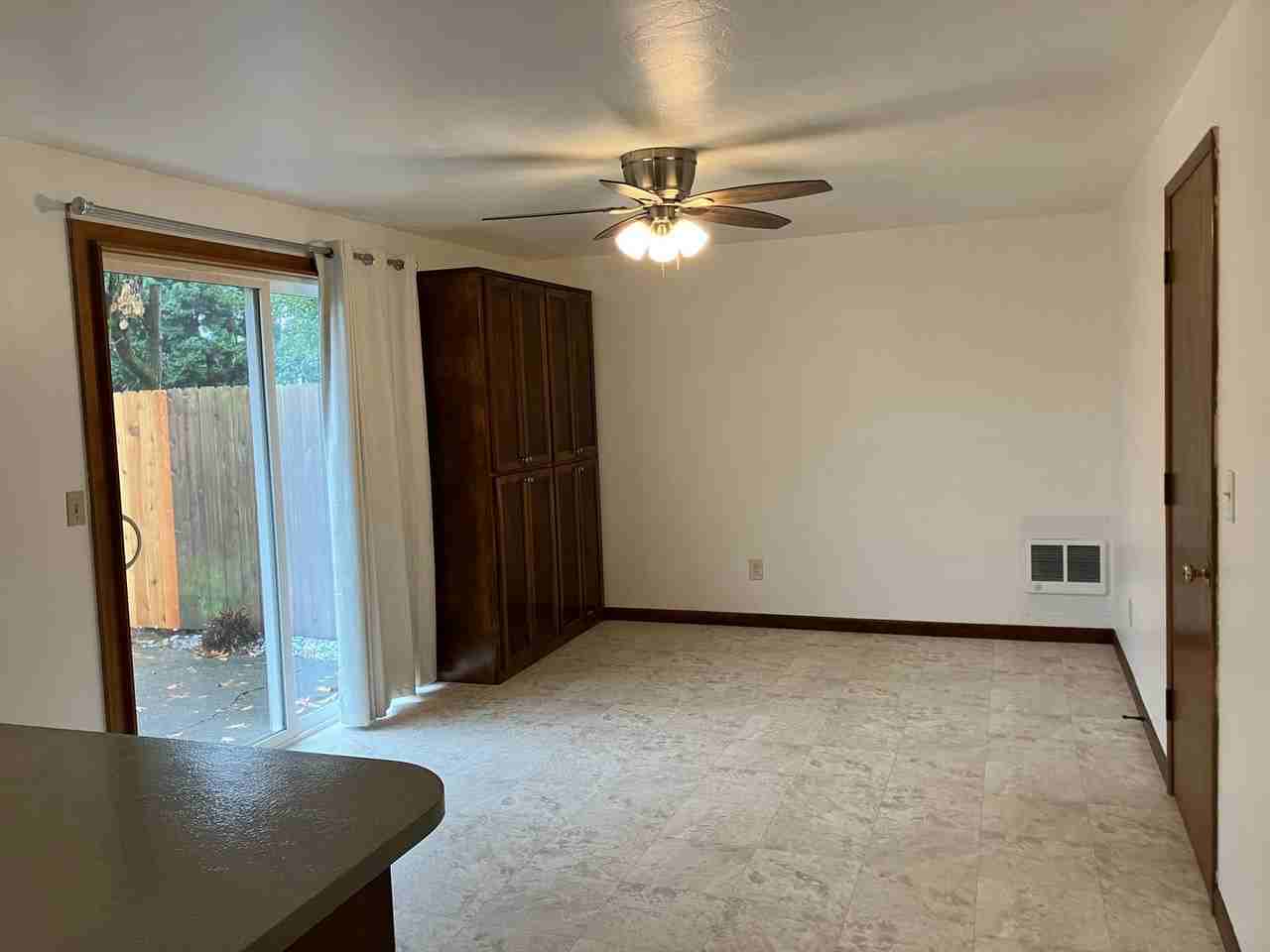 902 Connecticut Avenue Southeast - Photo 4 of 23