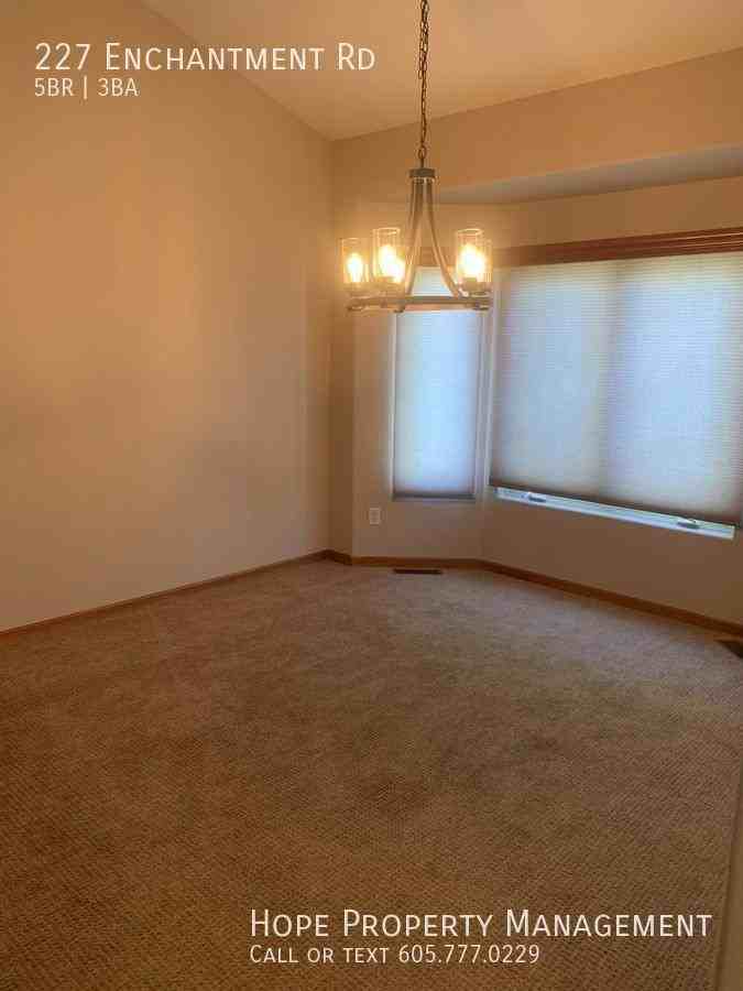 227 Enchantment Rd - Photo 5 of 26