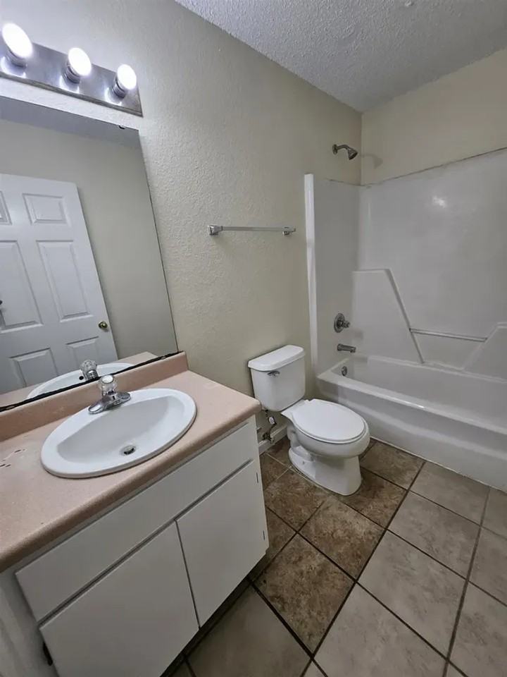 1100 Greentree Court - Photo 4 of 19