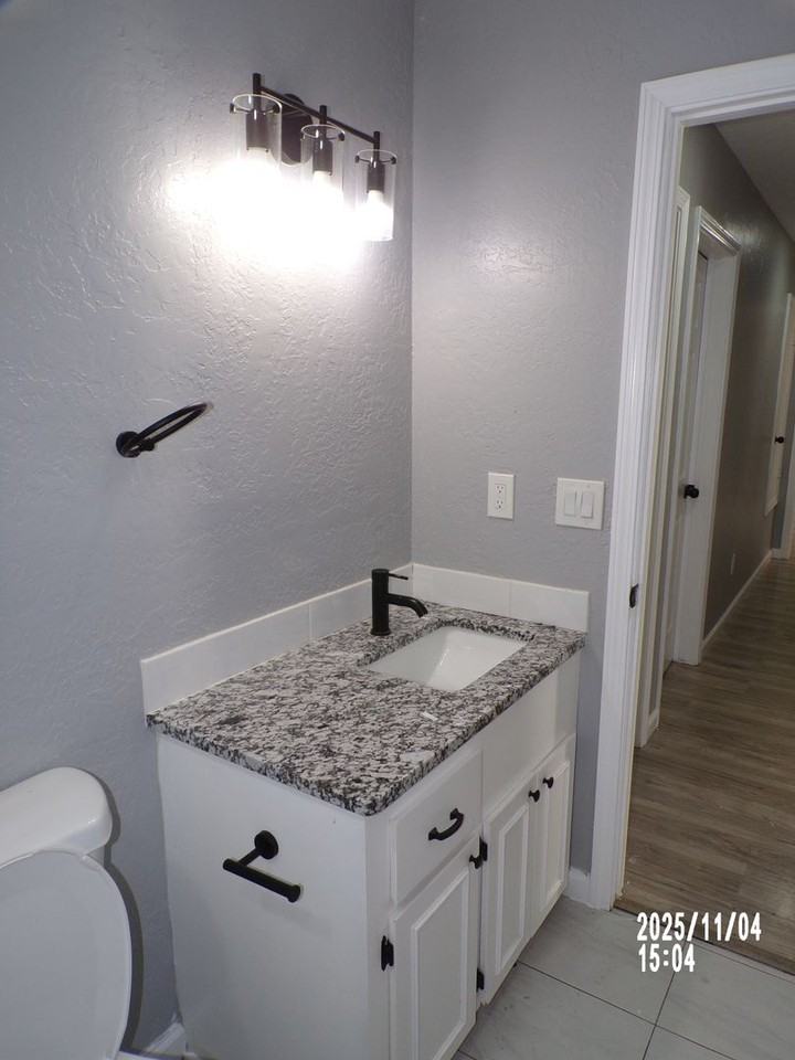 2403 Sw 40th St - Photo 3 of 32