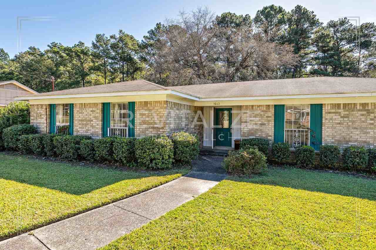 1642 Woods Trail - Photo 3 of 43