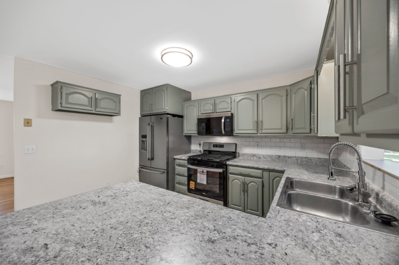 1755 Fountainbleu Dr - Photo 4 of 16