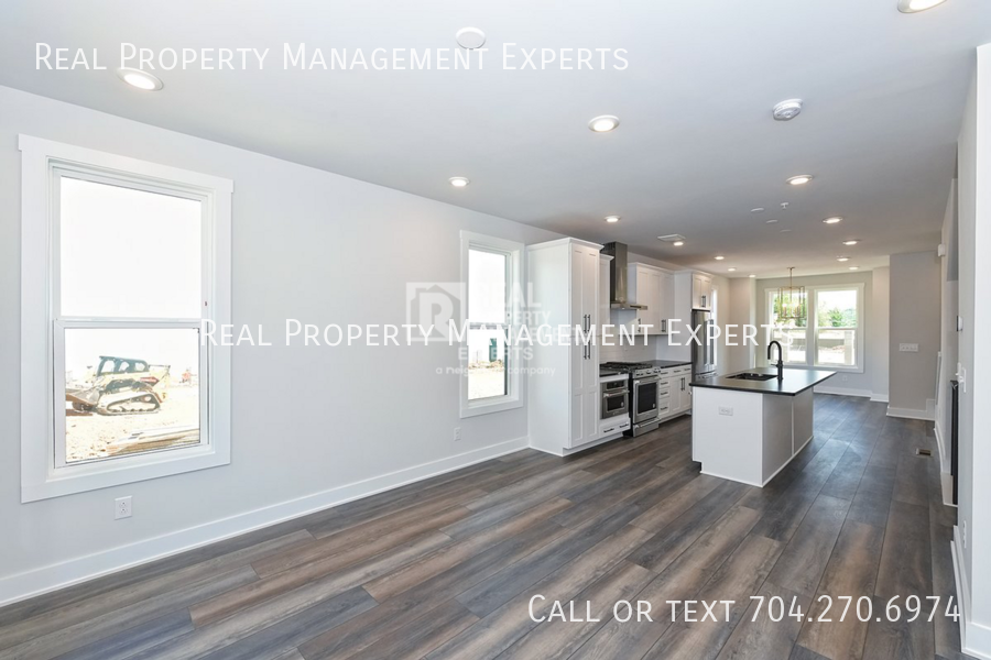 2140 Terwilliger Ter - Photo 3 of 32