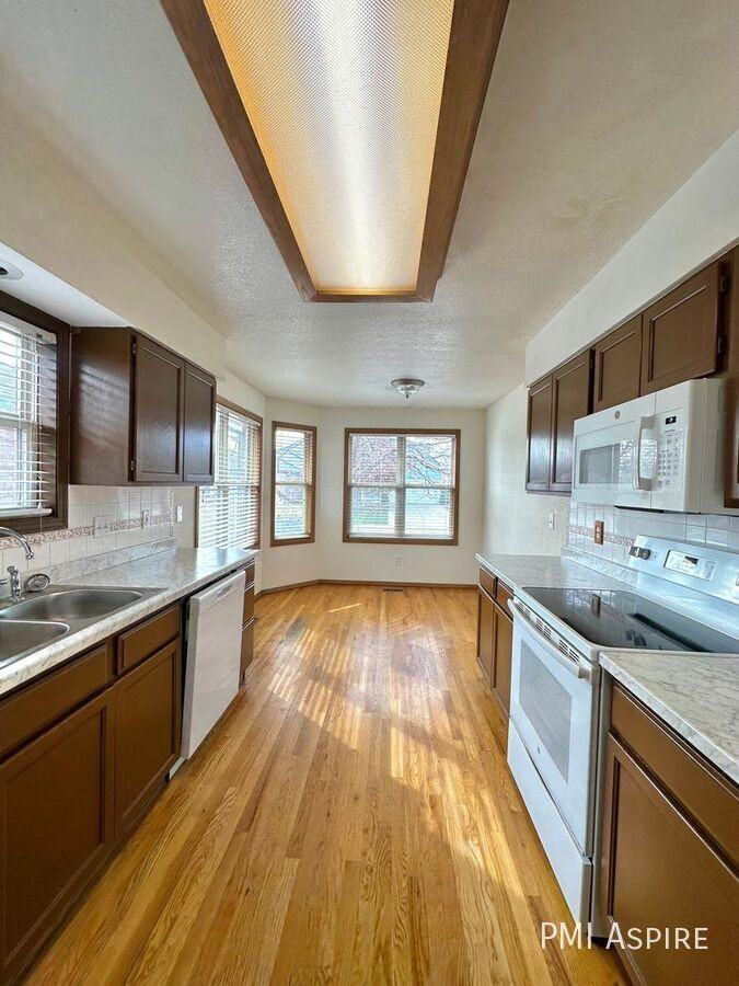 732 Wade Rd - Photo 4 of 20