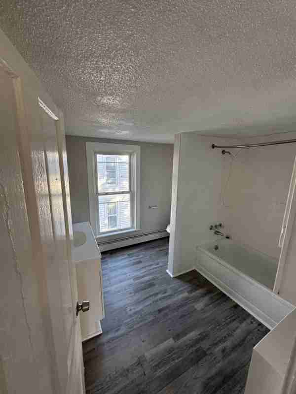 315 W Broadway #3UPSTAIRS - Photo 2 of 8