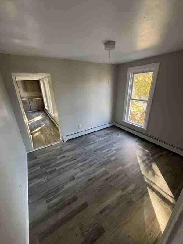 315 W Broadway #3UPSTAIRS - Photo 4 of 8