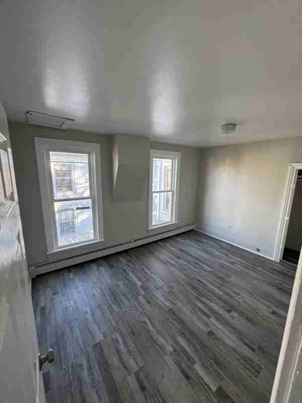 315 W Broadway #3UPSTAIRS - Photo 5 of 8