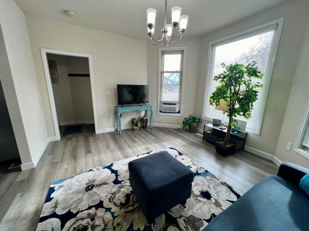 622 East 17th Street - Photo 3 of 10