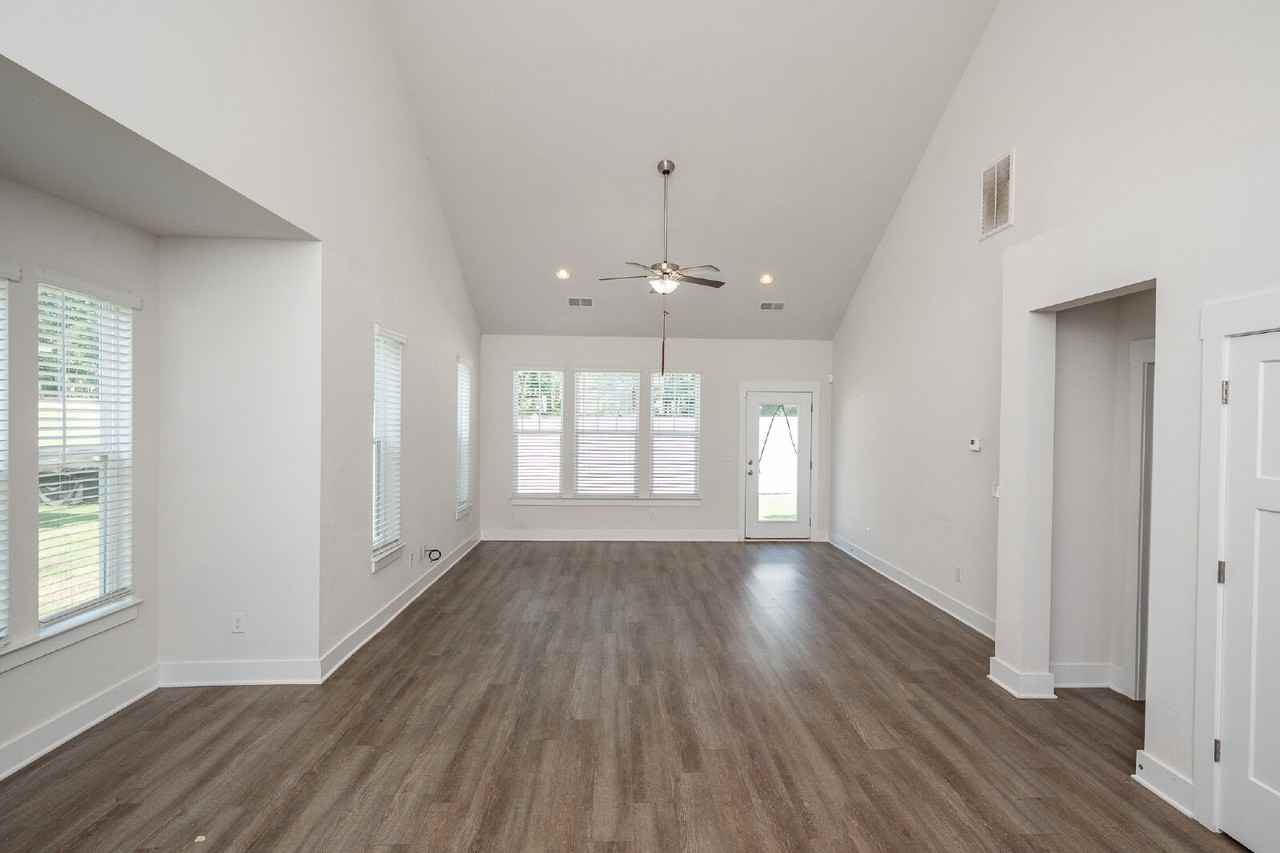 117 Creekhaven Lane - Photo 7 of 34