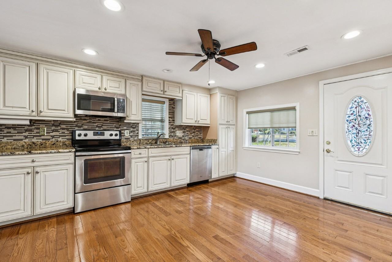 7714 Arlen St - Photo 3 of 15