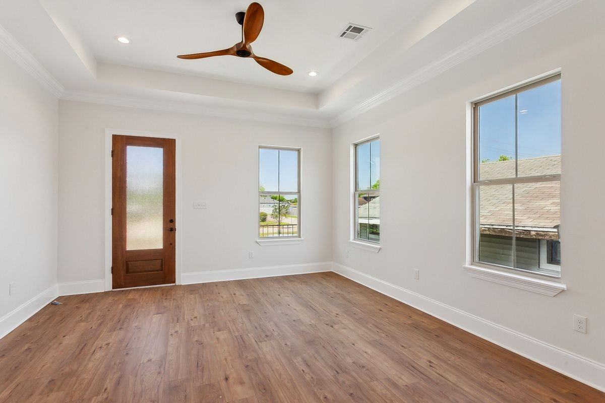 606 Whitney Ave - Photo 2 of 5