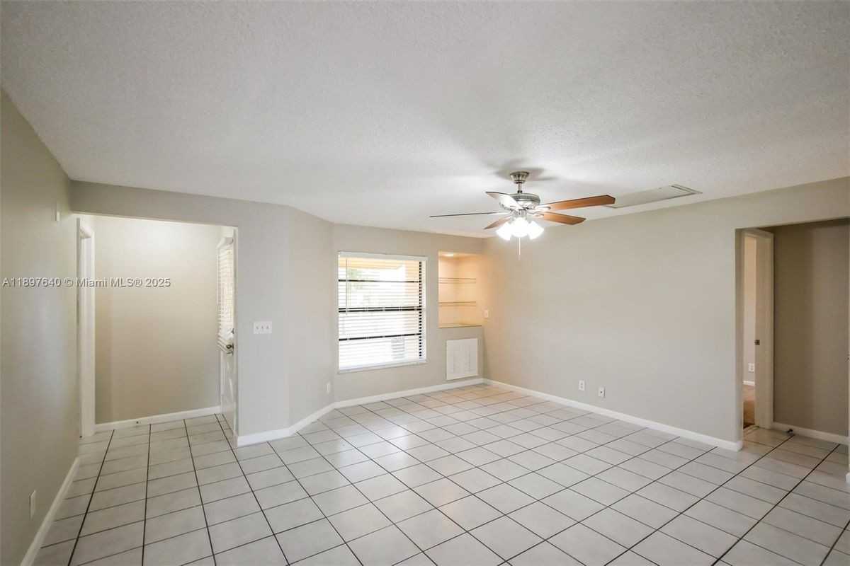 164 Santa Monica Ave - Photo 2 of 15