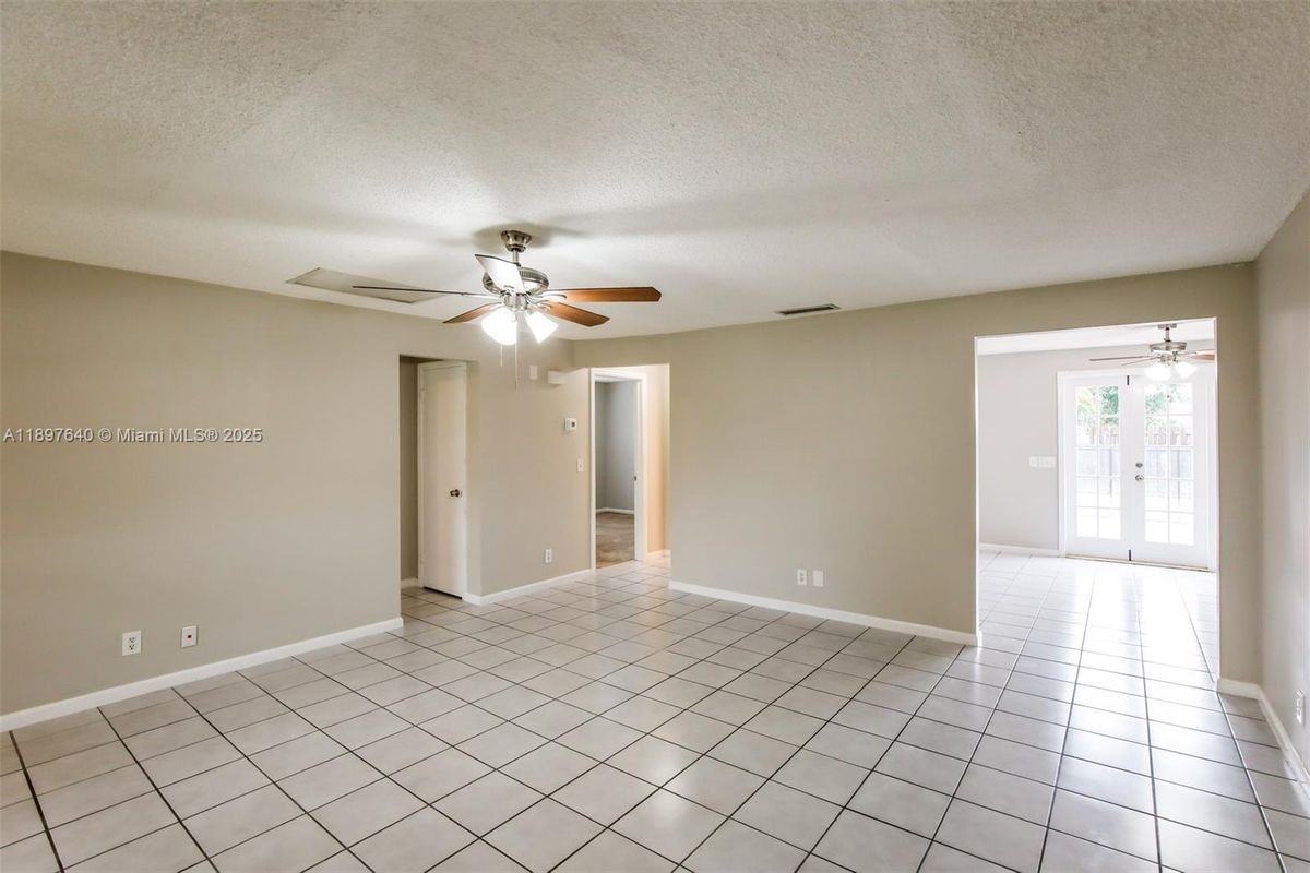 164 Santa Monica Ave - Photo 3 of 15