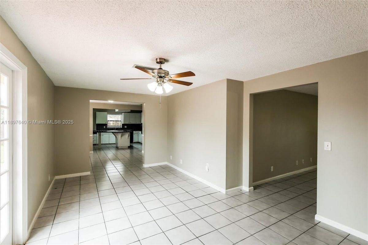 164 Santa Monica Ave - Photo 4 of 15