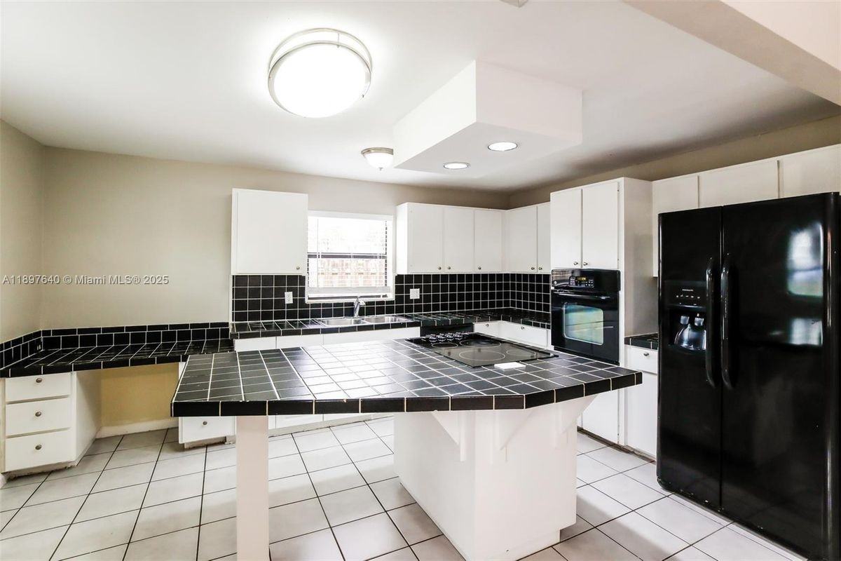 164 Santa Monica Ave - Photo 5 of 15