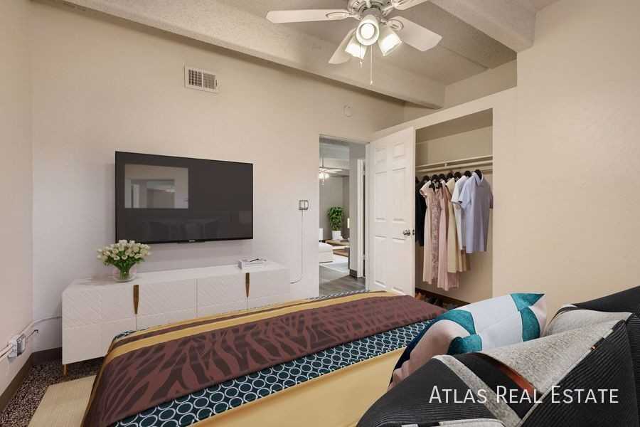 Julian Square - Photo 4 of 6