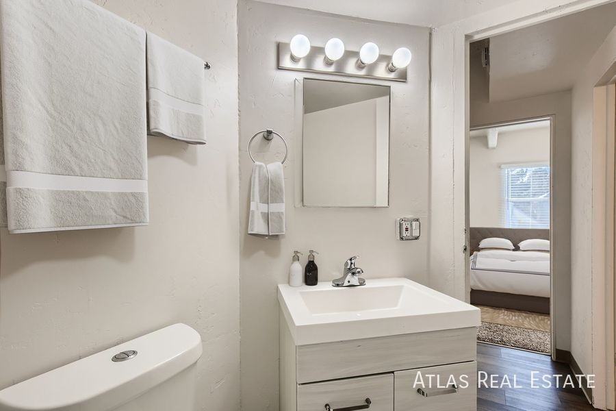 Julian Square - Photo 6 of 6