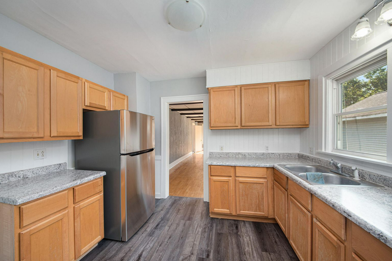 817 Dorchester Avenue Southwest - Photo 5 of 19