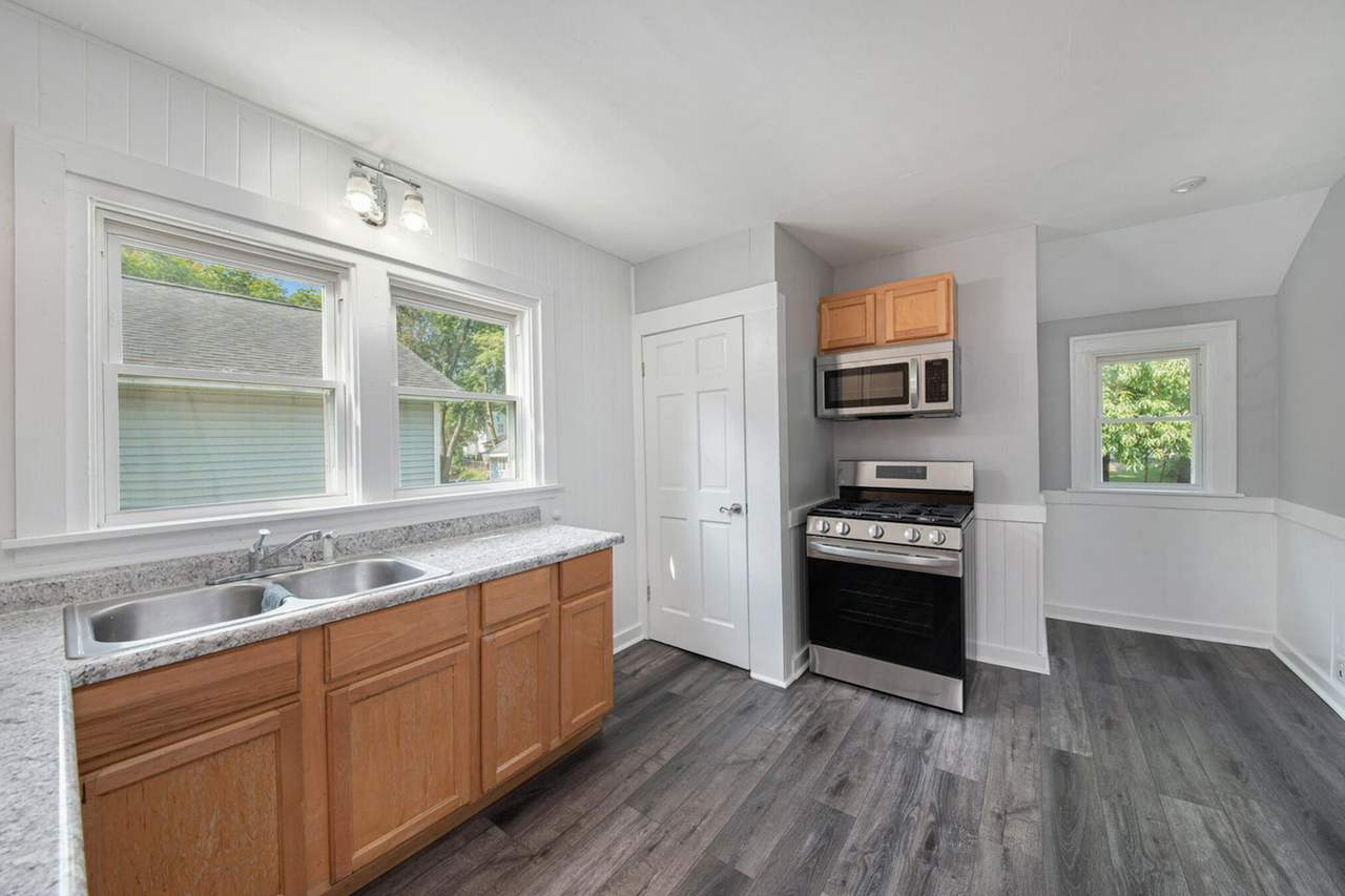 817 Dorchester Avenue Southwest - Photo 7 of 19