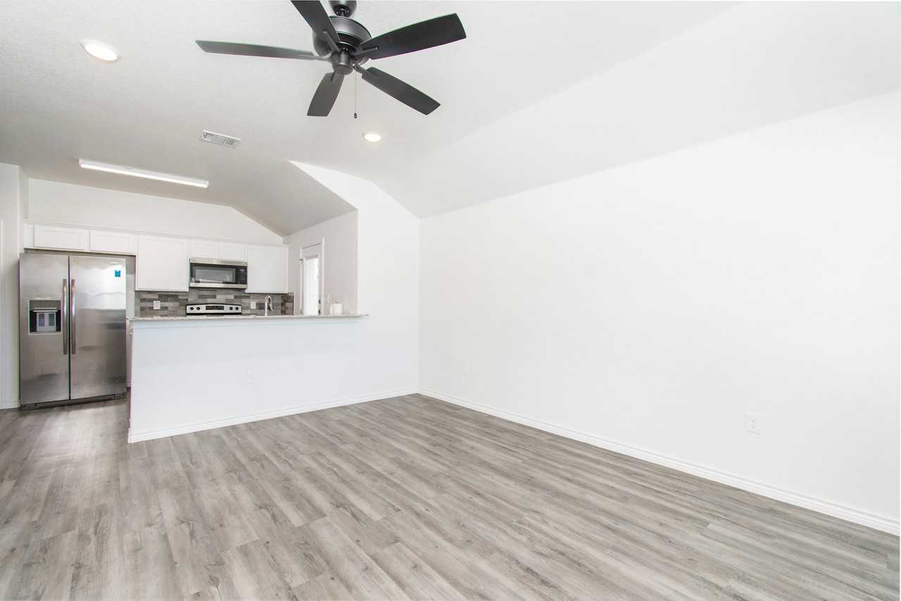 527 Lost Trail, Unit B - Photo 3 of 20