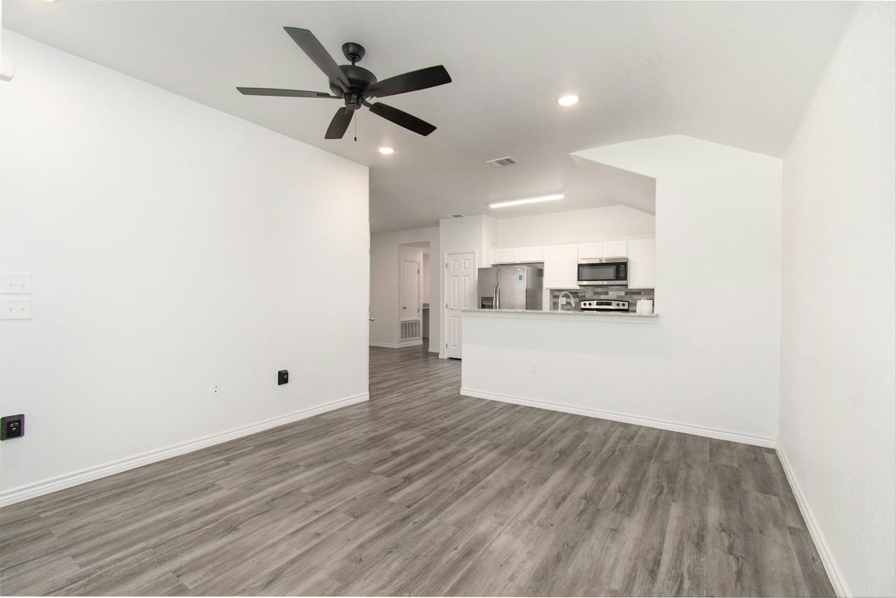 527 Lost Trail, Unit B - Photo 4 of 20