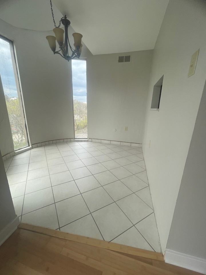 WAVERLY APARTMENTS -- 002 - Photo 4 of 16