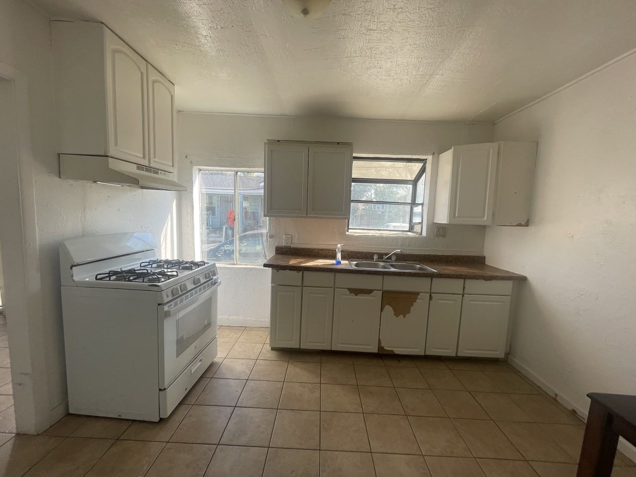 636 E. Roosevelt Avenue - Photo 2 of 11