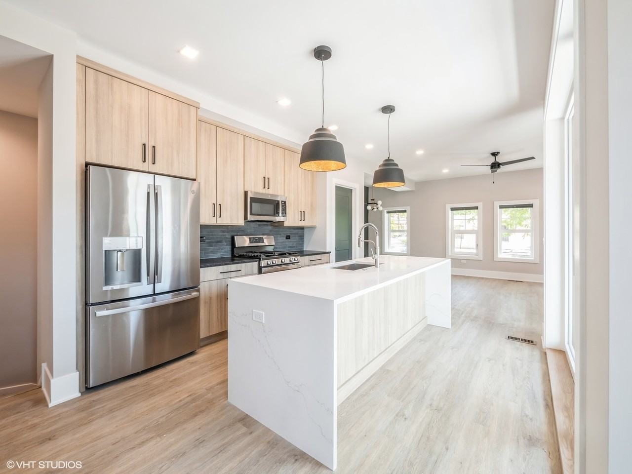 1607 W Waveland - Photo 2 of 14