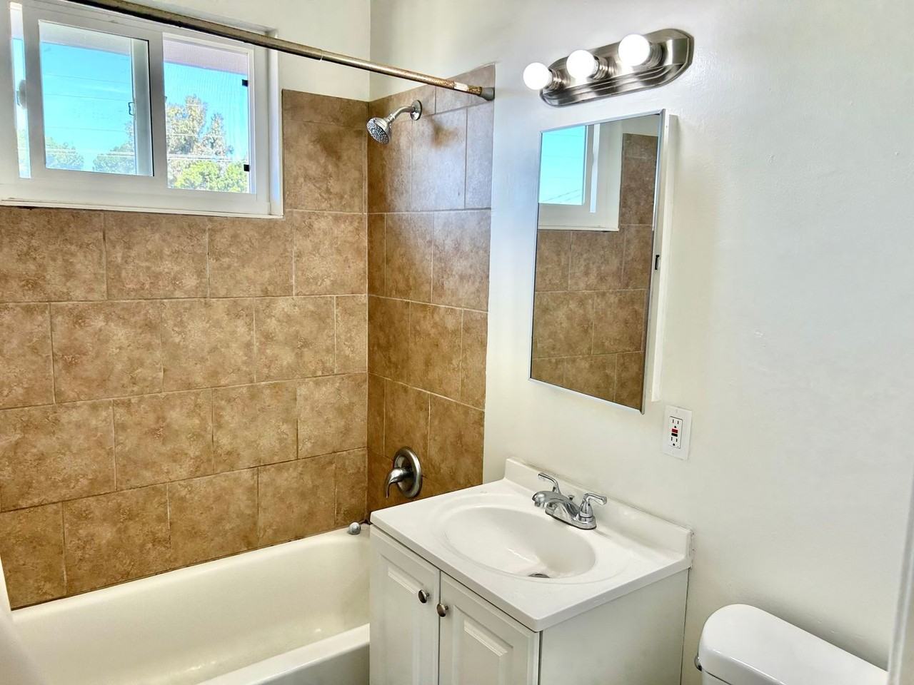 239 - E. Jerald Haws Family Trust (N. D St) - Photo 7 of 39