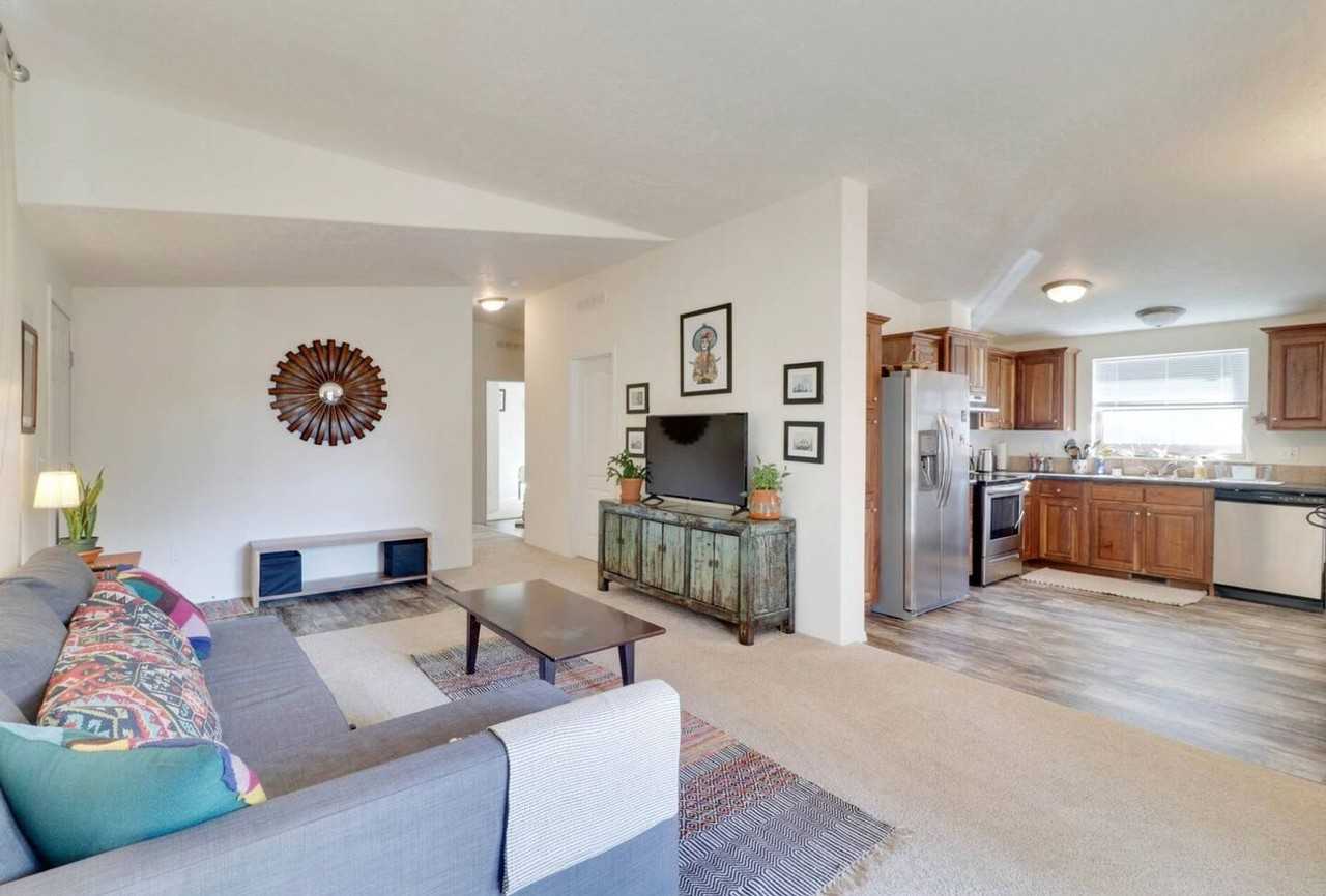 610 Se Oak St - Photo 3 of 23