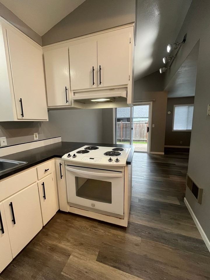 6899 Thurston Rd - Photo 3 of 18