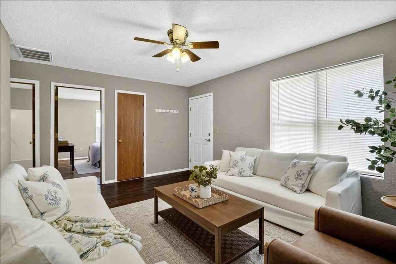 221 Allen St - Photo 5 of 16