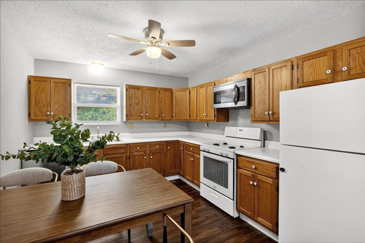 221 Allen St - Photo 4 of 16