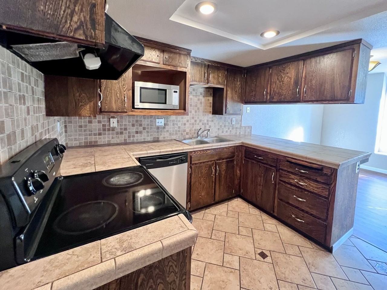 1412 Plymouth Rock Way - Photo 3 of 32