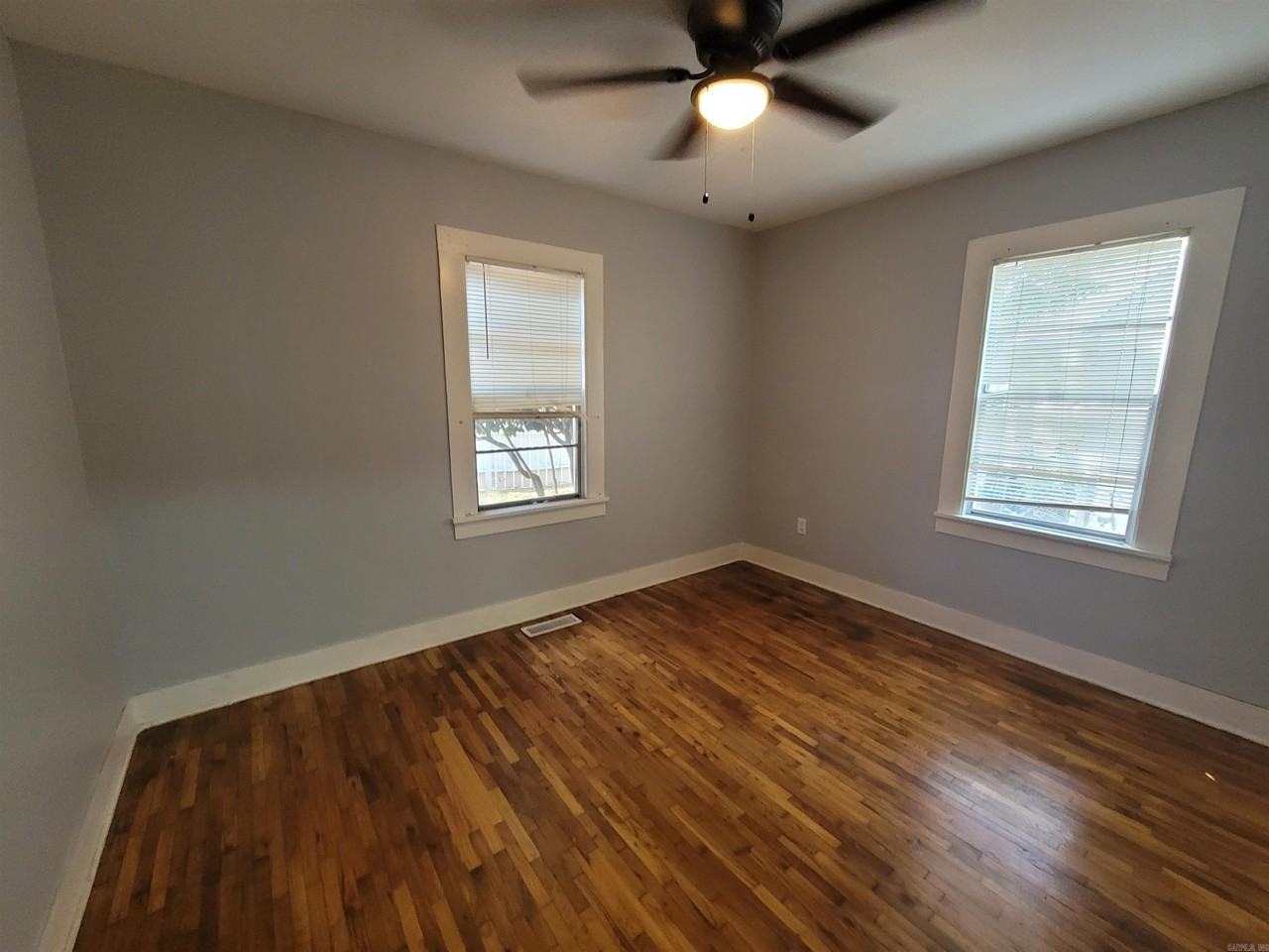 220 Richard St - Photo 4 of 18