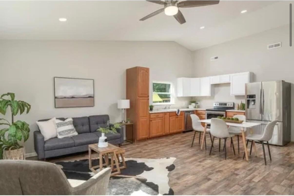 471 Idaho Ave - Photo 3 of 15