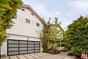 featured image of 1023 Superba Ave