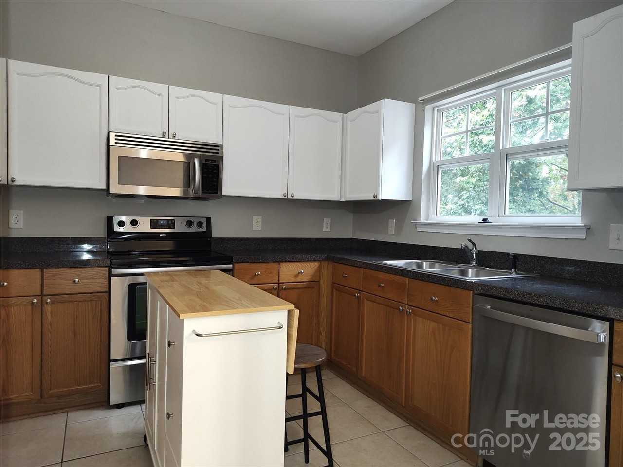 467 Doughton Ln - Photo 4 of 20