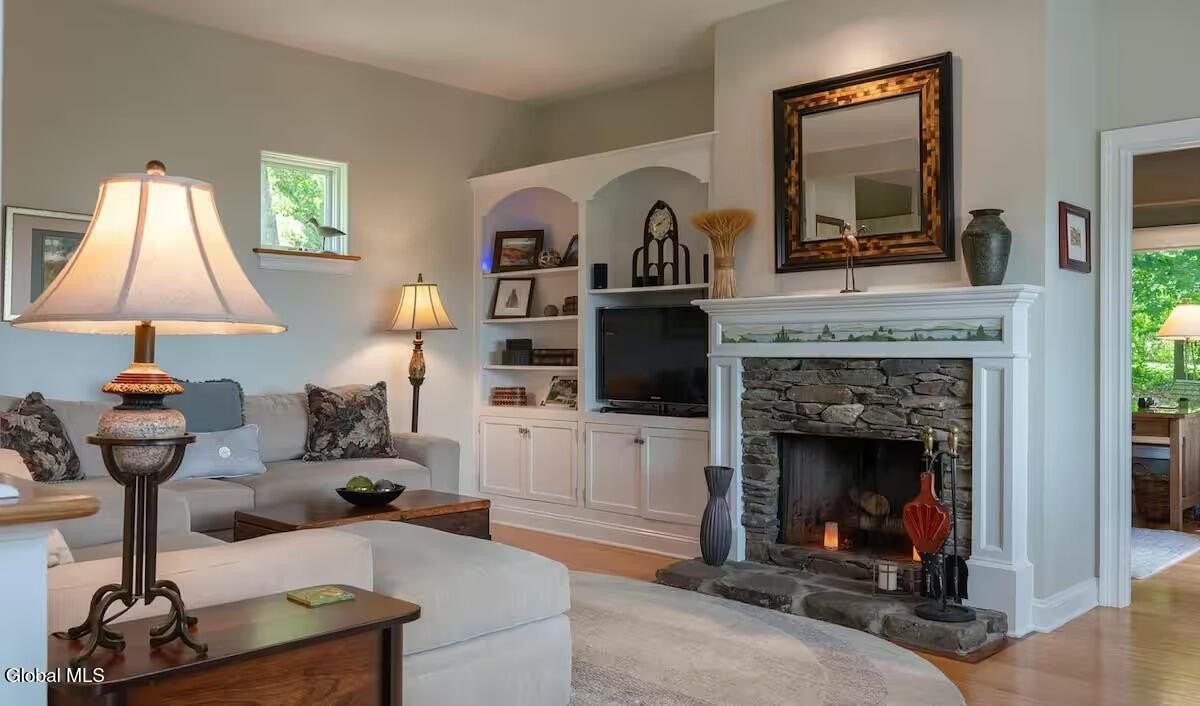 Hall Pl - Photo 2 of 32