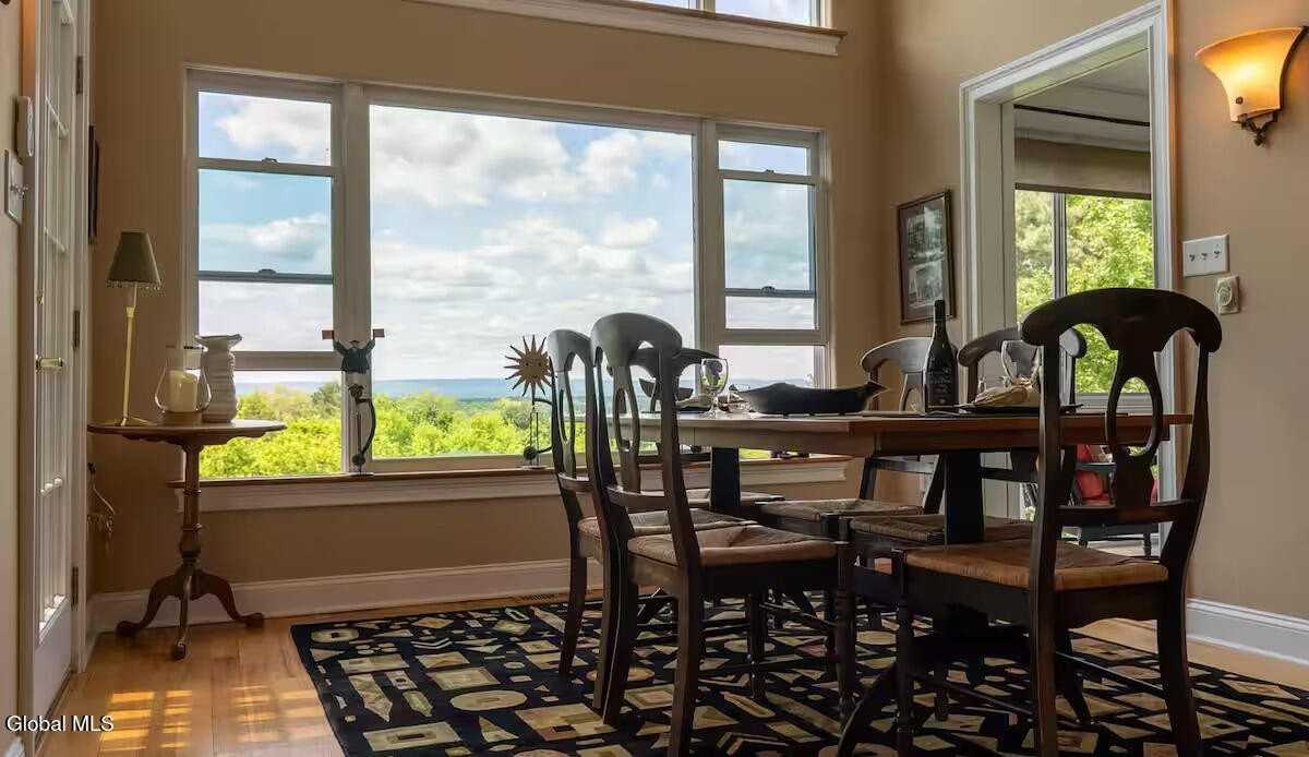 Hall Pl - Photo 3 of 32