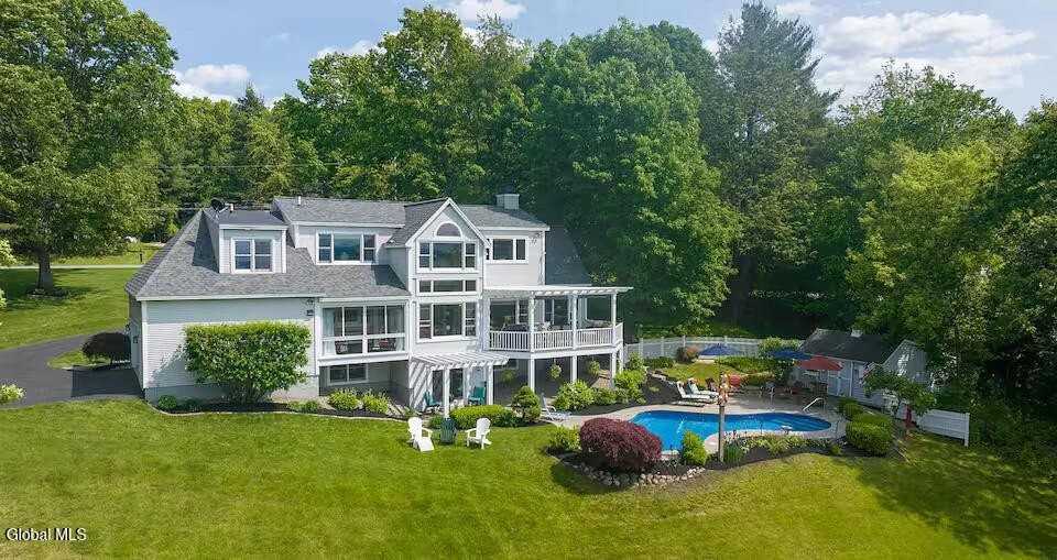 Hall Pl - Photo 7 of 32