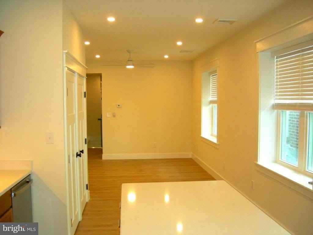 1619 Darby Rd - Photo 5 of 33